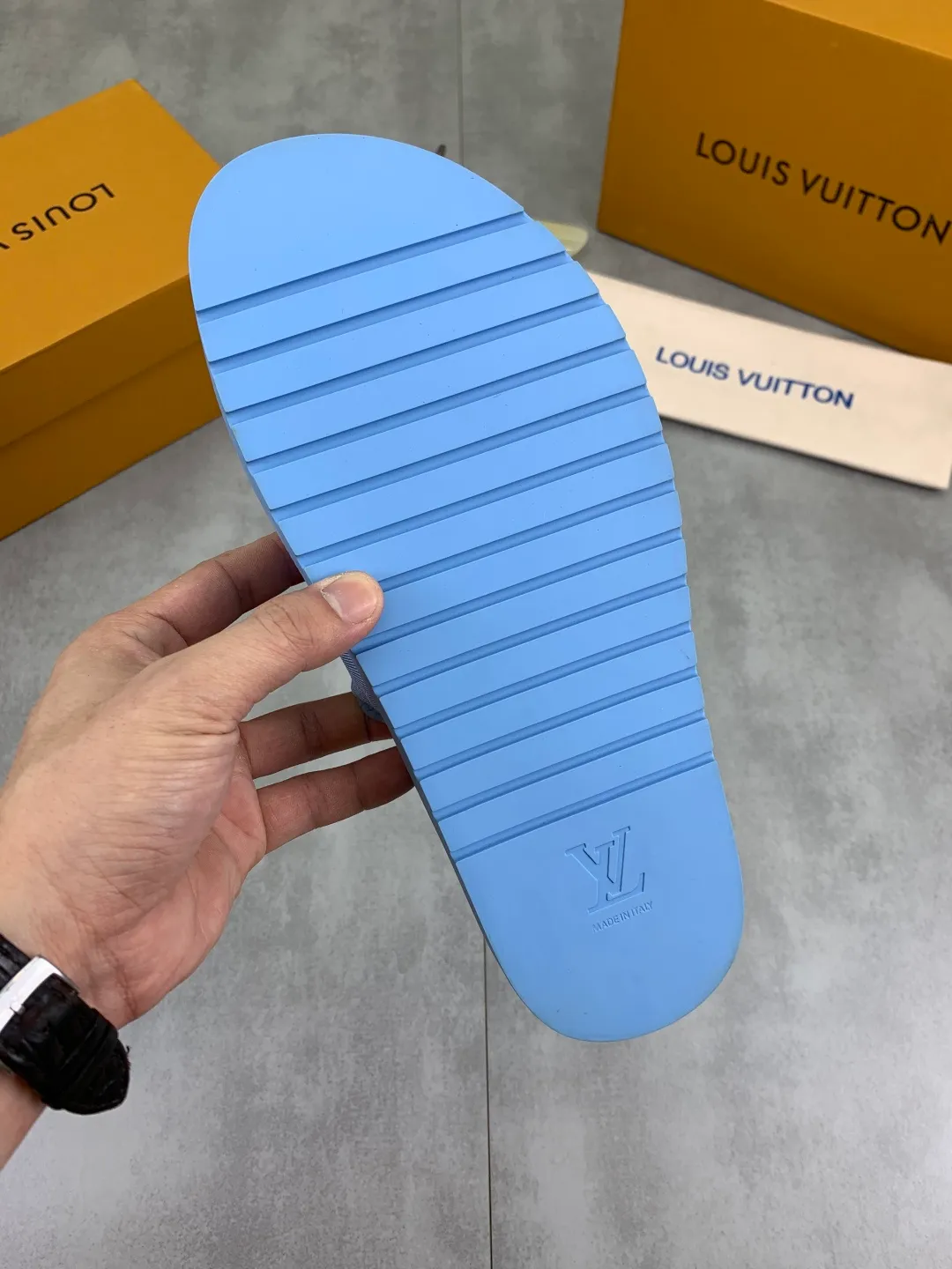 Men's shoes 💰P320 💰[New style]🆘 Original quality [LOUIS VUITTON] The popular Louis Vuitton LV men's slippers on the official website are on sale simultaneously! Original fabric imported from Italy, original factory special supply, code number: 38-44 (45 customized), many colors available